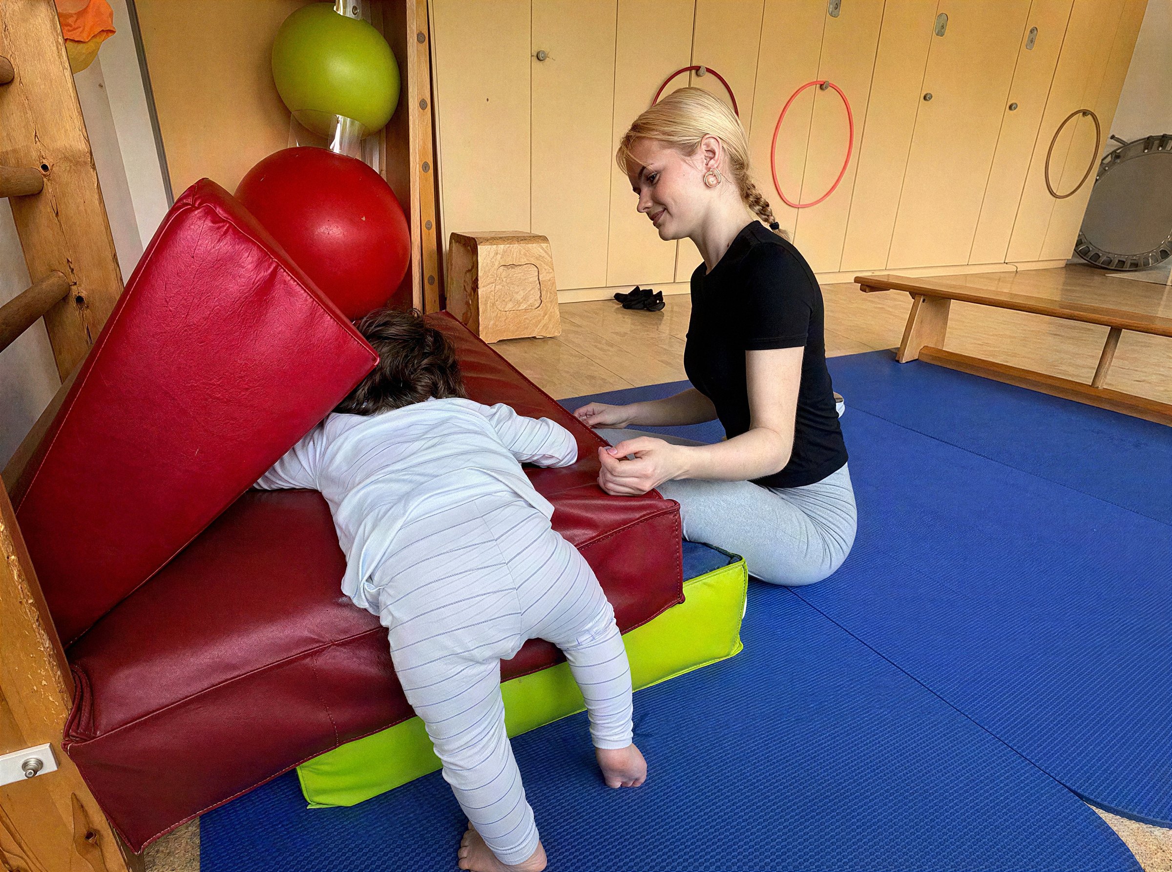 Kinderphysiotherapie in Kreuzlingen: Therapeutin mit Kleinkind