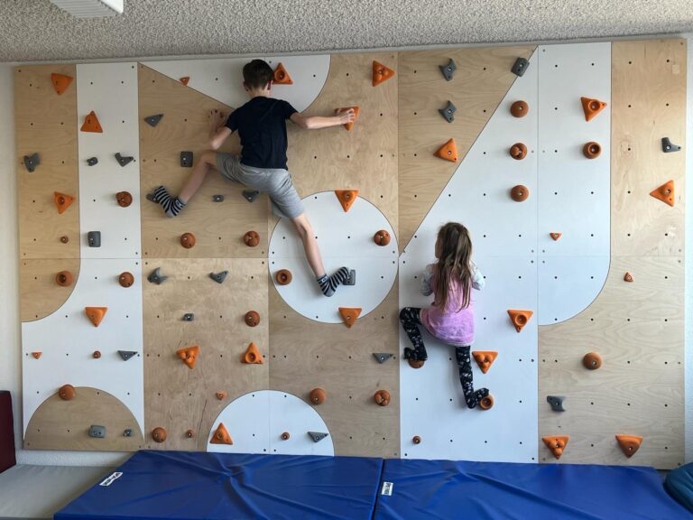 Therapeutisches Klettern an der Boulderwand